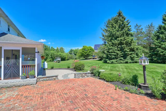 a view of a house with backyard and garden