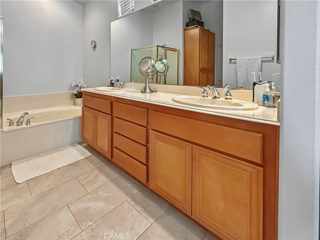 2734 Colorado River Road Blythe, CA 92225 - Photo 5 of 28 Master Bedroom- Bathroom