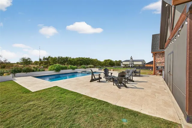 a view of outdoor space yard and porch