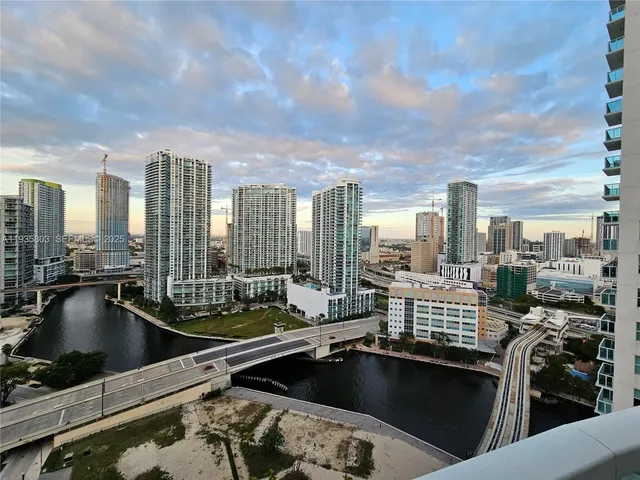 $3,950 | 41 Southeast 5th Street, Unit 1517, Miami, FL 33131