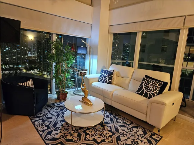 $3,950 | 41 Southeast 5th Street, Unit 1517, Miami, FL 33131