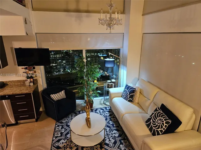 $3,950 | 41 Southeast 5th Street, Unit 1517, Miami, FL 33131