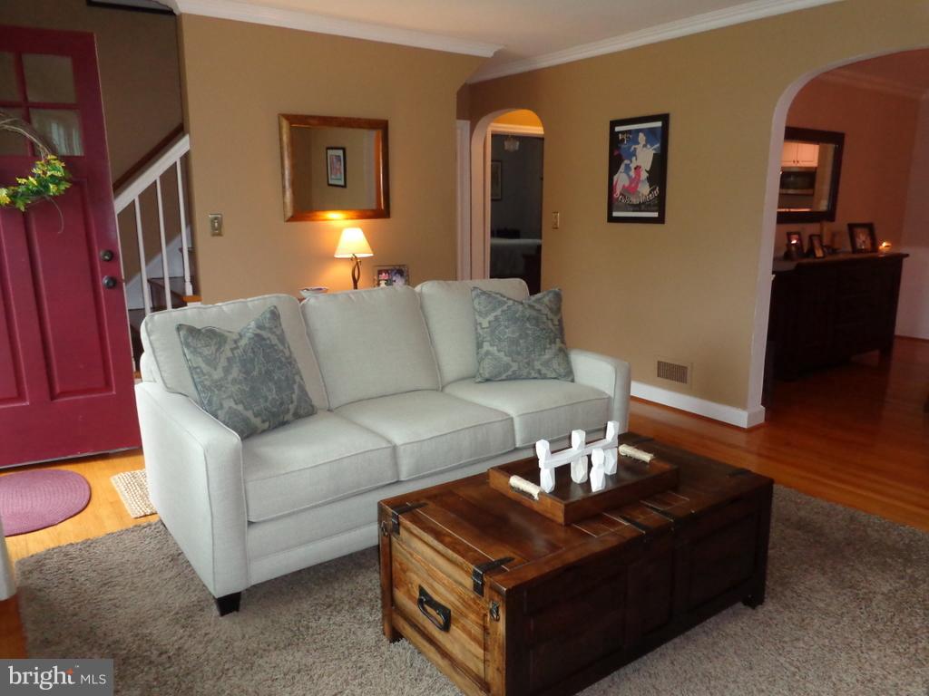 504 Overcrest Road Towson, MD 21286 - Photo 2 of 27 Living Room
