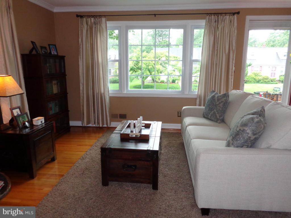504 Overcrest Road Towson, MD 21286 - Photo 3 of 27 Living Room