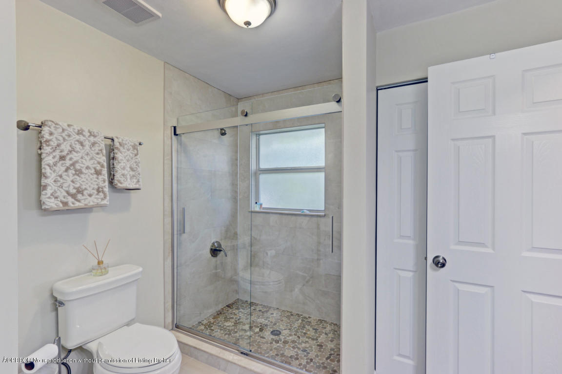 18905 Southeast County Line Road Jupiter, FL 33469 - Photo 34 of 74 a bathroom with a toilet and a shower