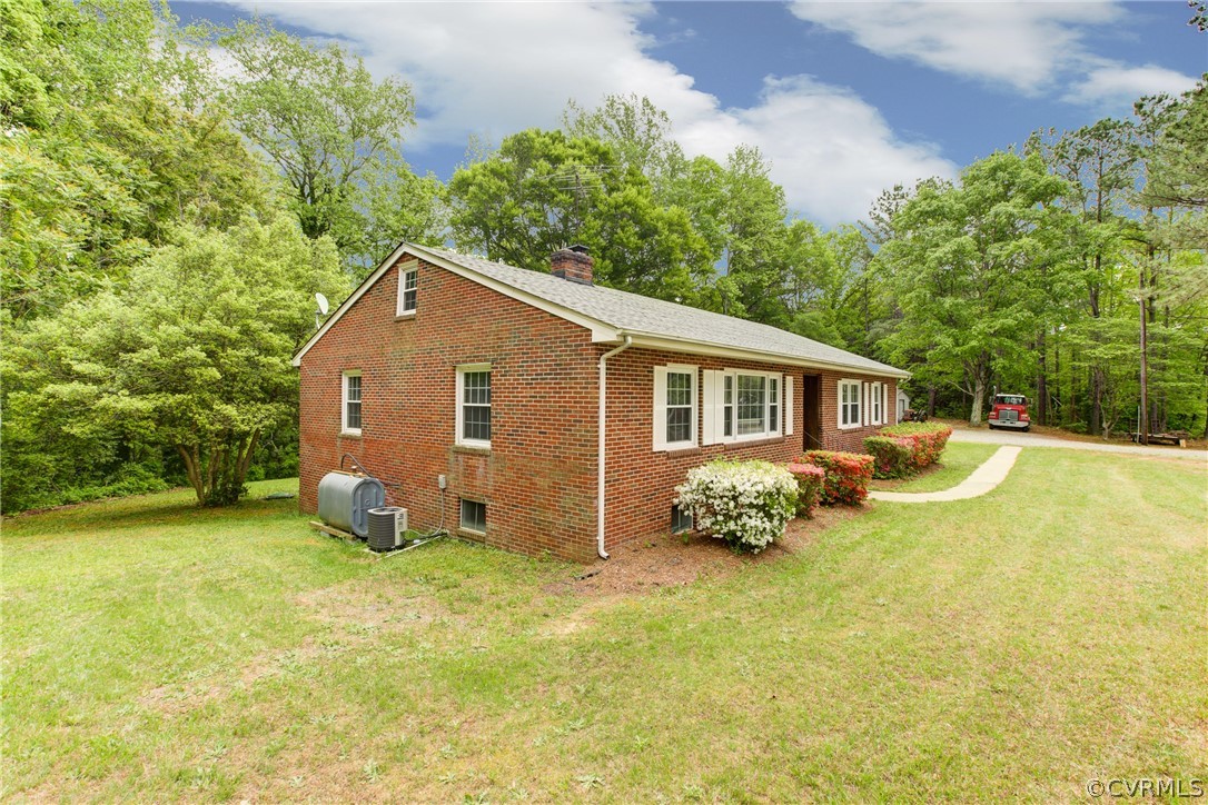 18506 Beaver Dam Road Beaverdam, VA 23015 - Photo 31 of 44 a backyard of a house with table and chairs