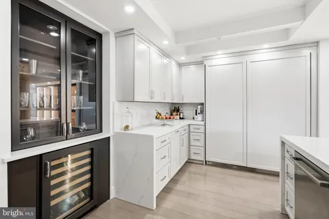 $1,125,000 | 1300 Crystal Drive, Unit 606S, Arlington, VA 22202