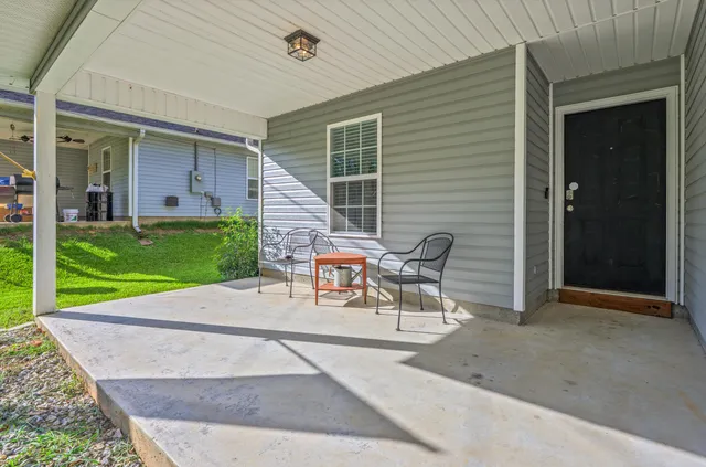 a view of a house with backyard and porch