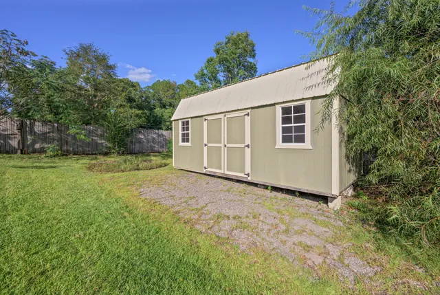 a view of a house with backyard and garden