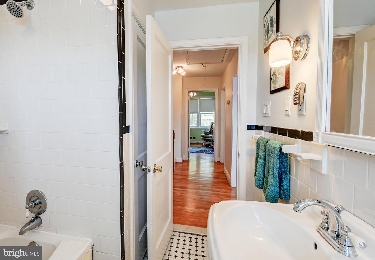 1576 Dellsway Road Towson, MD 21286 - Photo 23 of 41 Neutral color / ceramic tiles in great condition