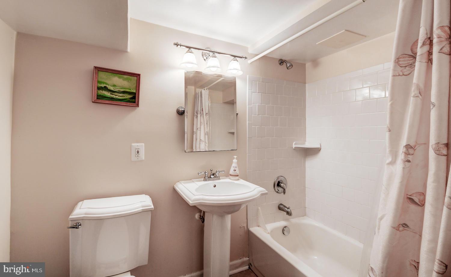 1576 Dellsway Road Towson, MD 21286 - Photo 27 of 41 Second full bathroom off of family room!
