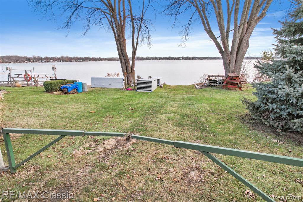 112 Ladd Road Walled Lake, MI 48390 - Photo 19 of 27