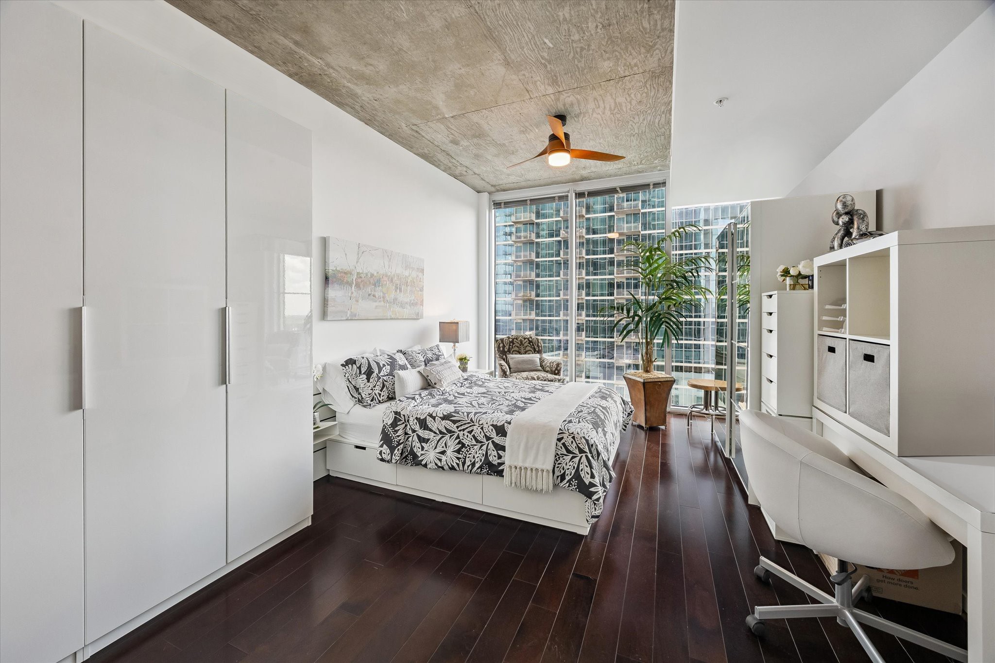 5925 Almeda Road, Unit 11218 Houston, TX 77004 - Photo 11 of 39 a view of a livingroom with furniture window and wooden floor