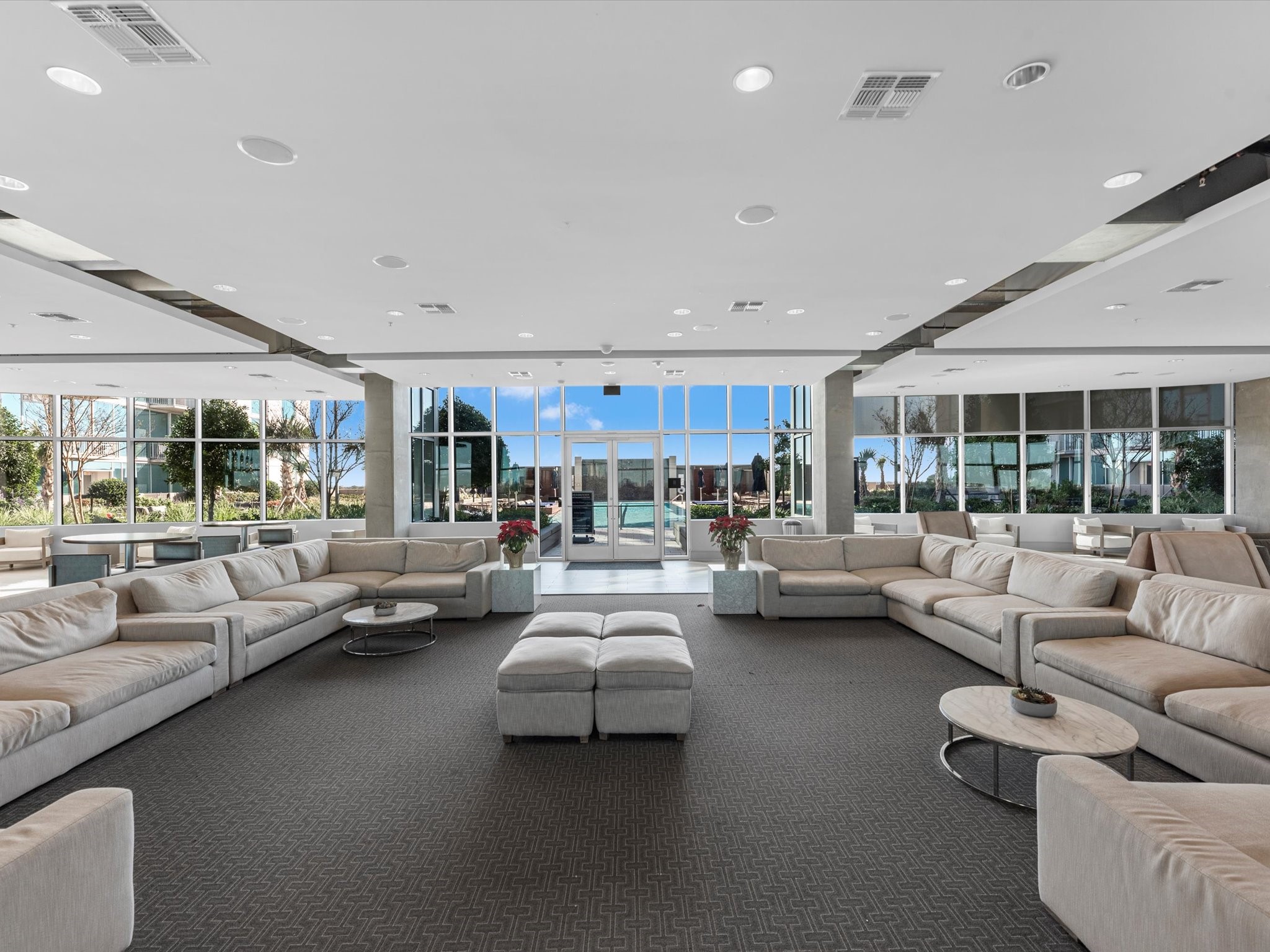 5925 Almeda Road, Unit 11218 Houston, TX 77004 - Photo 31 of 39 a living room with furniture and a large window