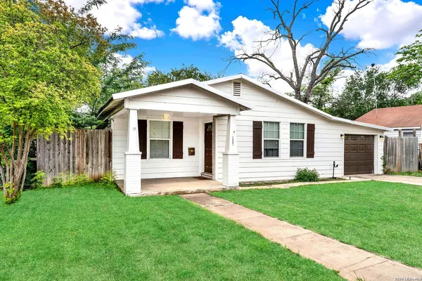 $205,000 | 1607 14th Street, Hondo, TX 78861