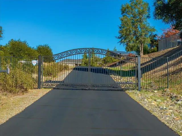 $819,000 | 9770 Brickwood Drive, Redding, CA 96001