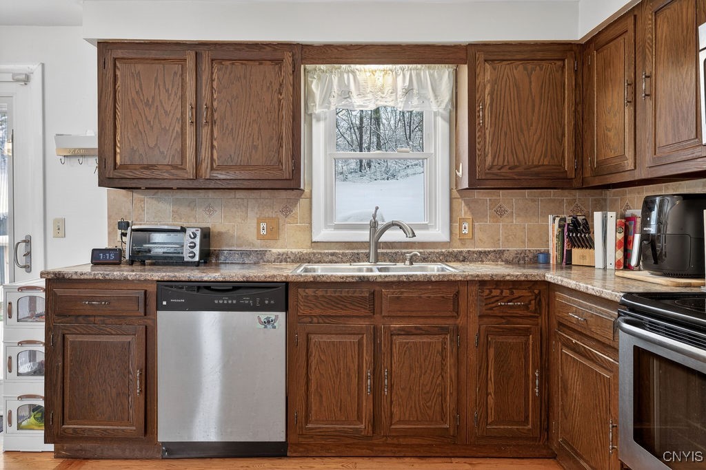 211 Blackmore Road Camillus, NY 13031 - Photo 18 of 47