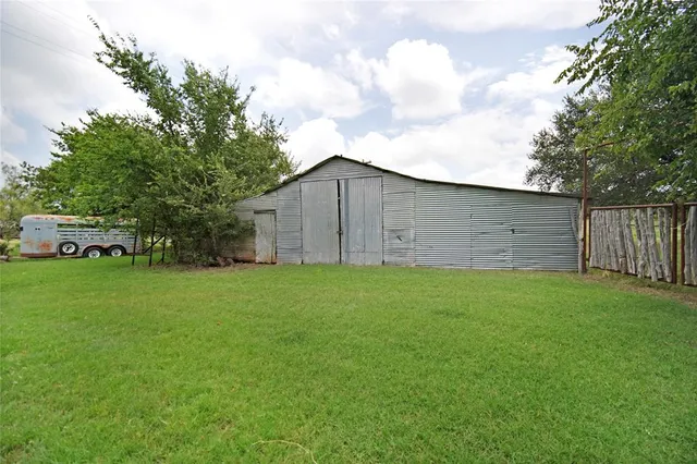 $225,000 | 172 Valentine Road, Windthorst, TX 76389