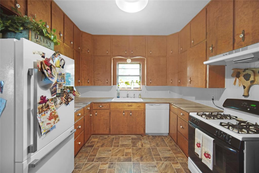 172 Valentine Road Windthorst, TX 76389 - Photo 9 of 31