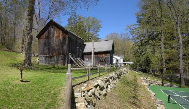 a view of a house with backyard
