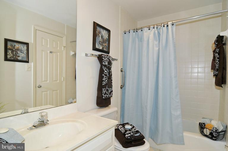 7208 Heatherhill Road Bethesda, MD 20817 - Photo 11 of 19 Bath (Master)