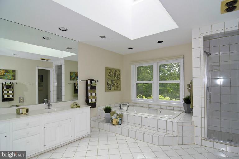 7208 Heatherhill Road Bethesda, MD 20817 - Photo 4 of 19 Bath (Master)