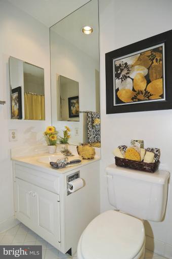 7208 Heatherhill Road Bethesda, MD 20817 - Photo 9 of 19 Bath