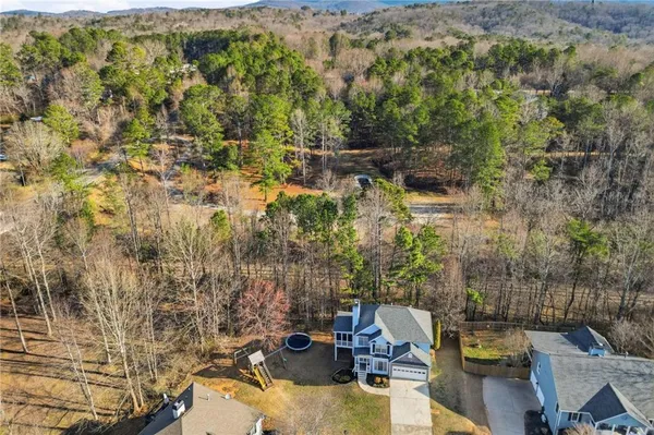 a view of a backyard