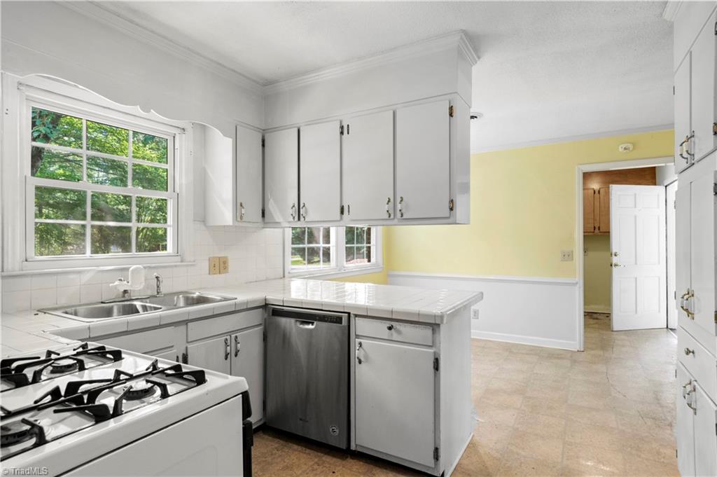701 North Peace Haven Road Winston-Salem, NC 27104 - Photo 8 of 24