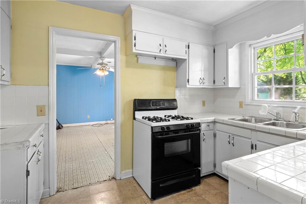 701 North Peace Haven Road Winston-Salem, NC 27104 - Photo 9 of 24