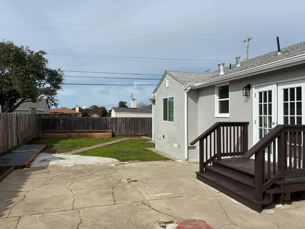 a view of a house with backyard and porch