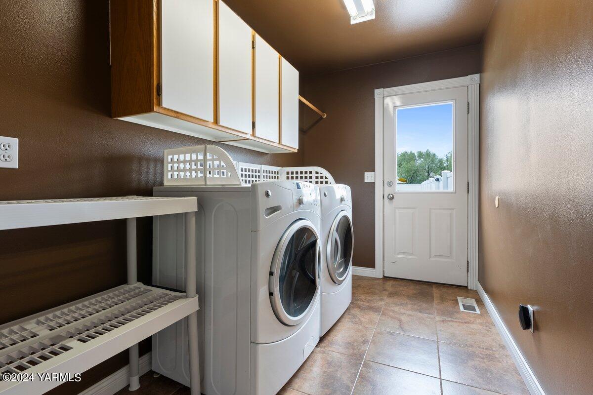 1084 Thompson Road Cowiche, WA 98923 - Photo 13 of 21 a utility room with dryer and washer