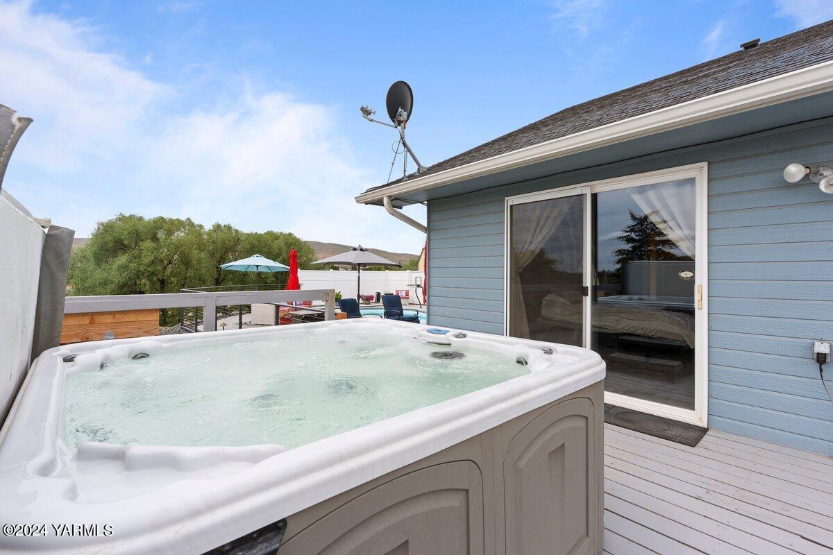1084 Thompson Road Cowiche, WA 98923 - Photo 18 of 21 a view of kitchen island with tub