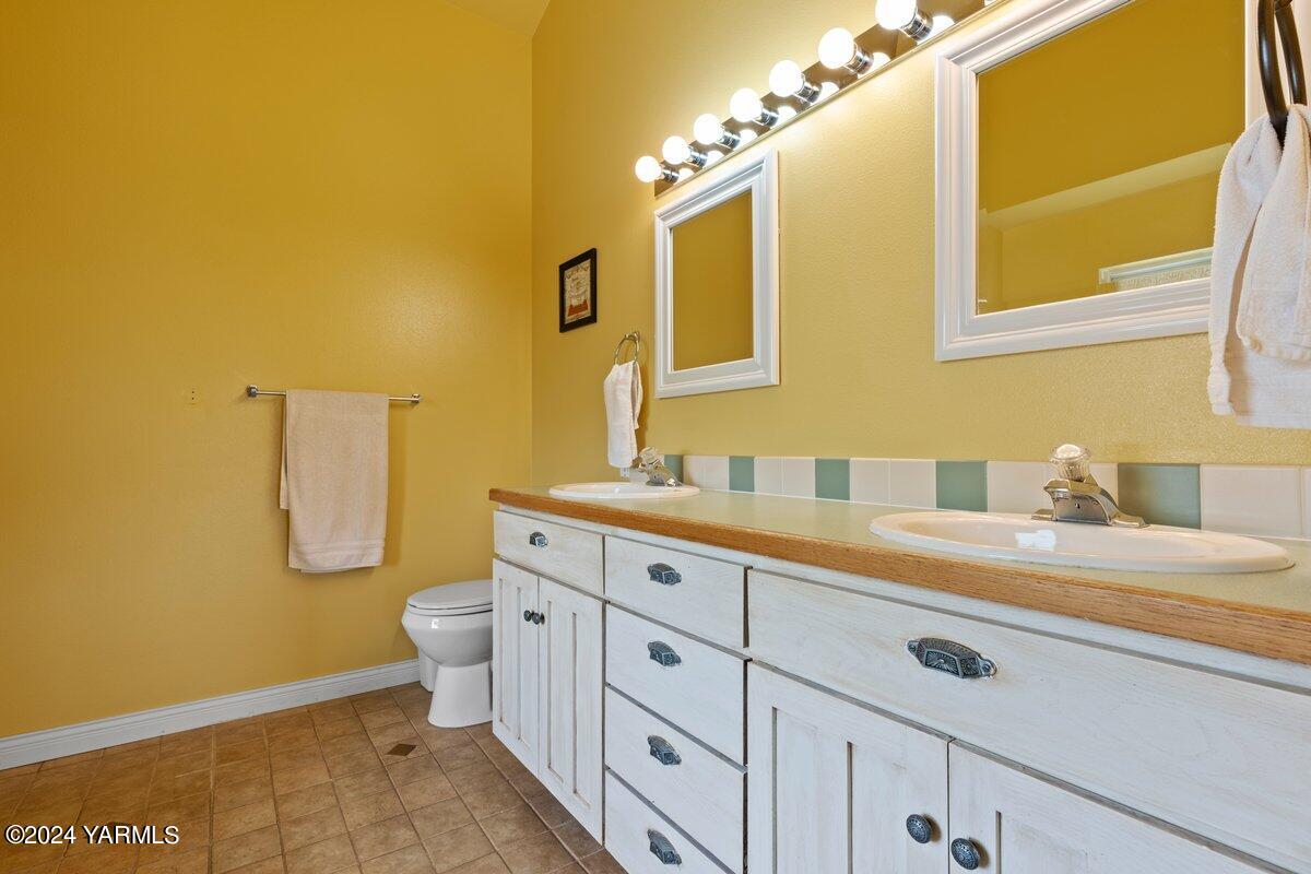 1084 Thompson Road Cowiche, WA 98923 - Photo 8 of 21 a spacious bathroom with a double vanity sink and a mirror