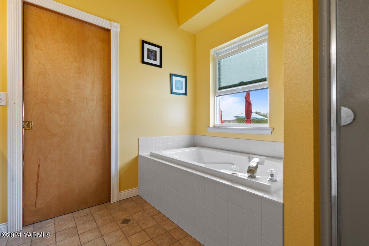 1084 Thompson Road Cowiche, WA 98923 - Photo 9 of 21 a bathroom with a tub and a window