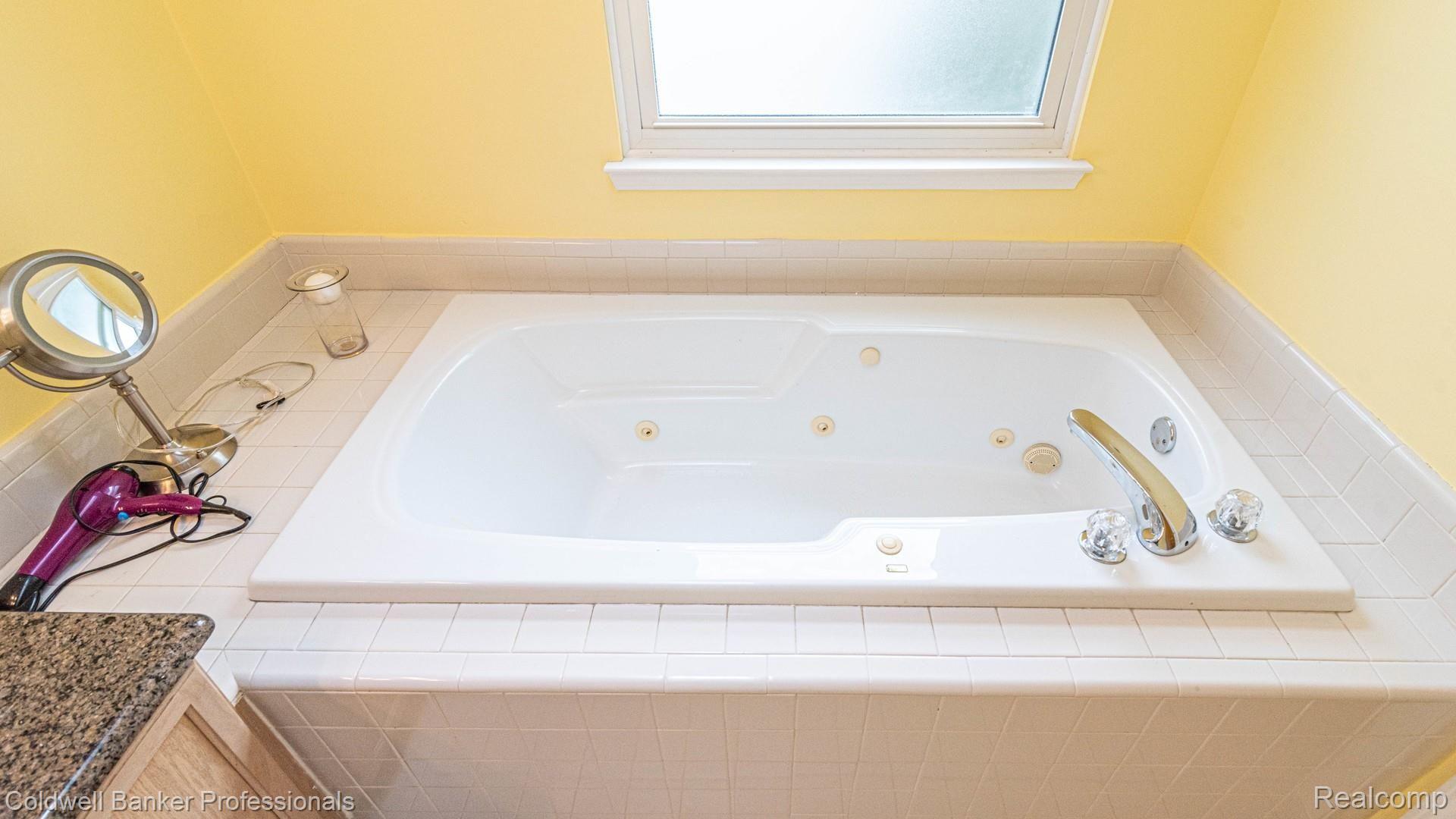 83 Eagle Ridge Road Lake Orion, MI 48360 - Photo 26 of 43 Master Bathroom Jet Tub
