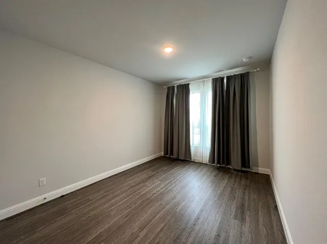 an empty room with window and pillar in it