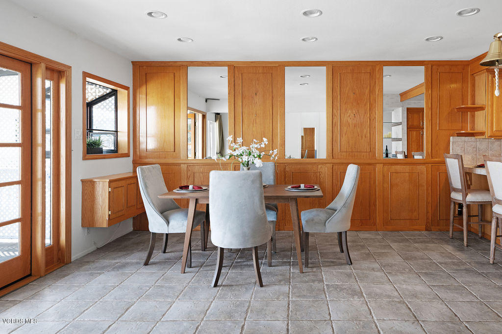 2260 Harbor Boulevard Oxnard, CA 93035 - Photo 11 of 28 a table and chairs in a room with a window