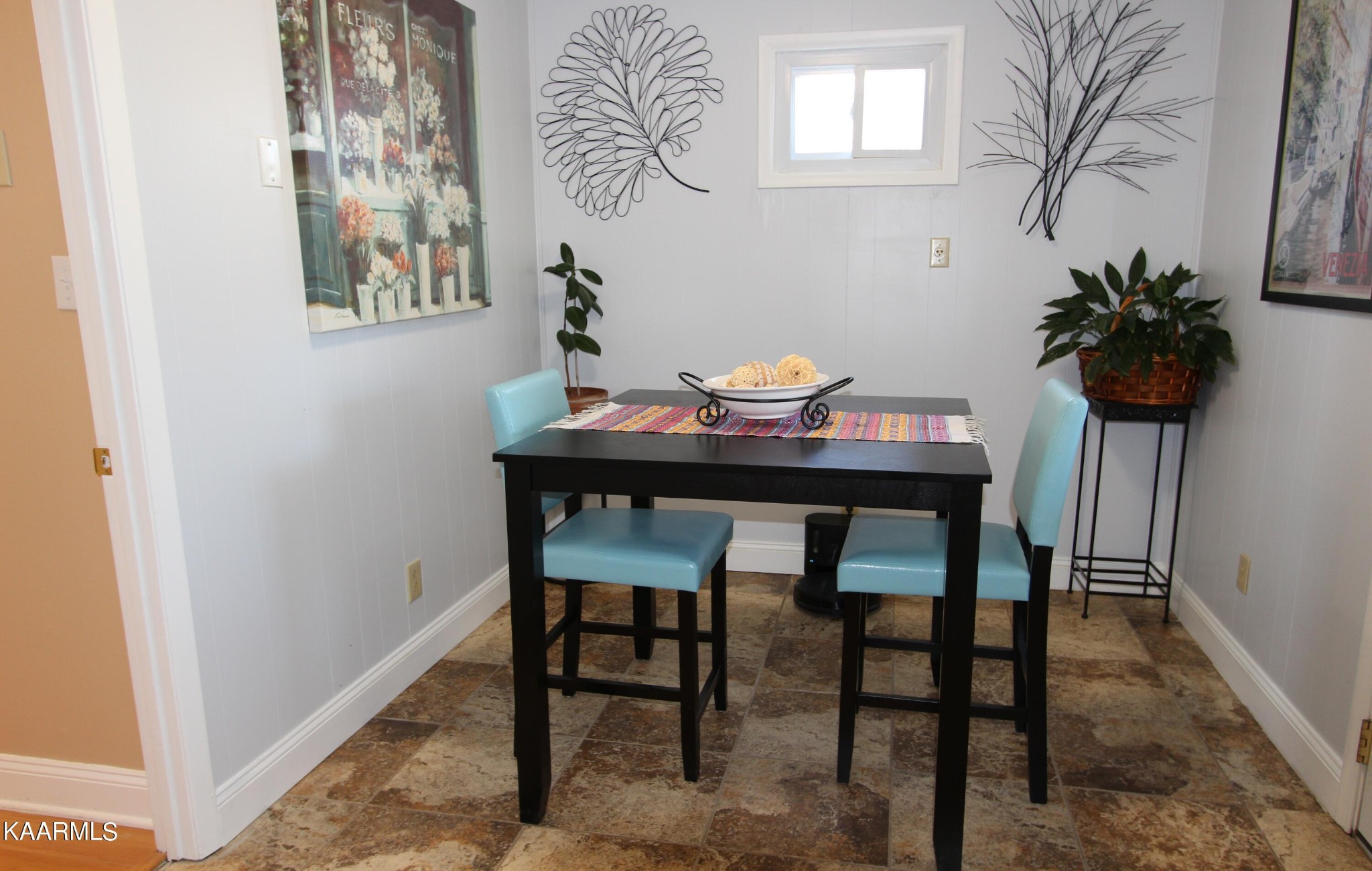118 Beverly Circle Oak Ridge, TN 37830 - Photo 6 of 26 a view of a dining room with furniture and a potted plant
