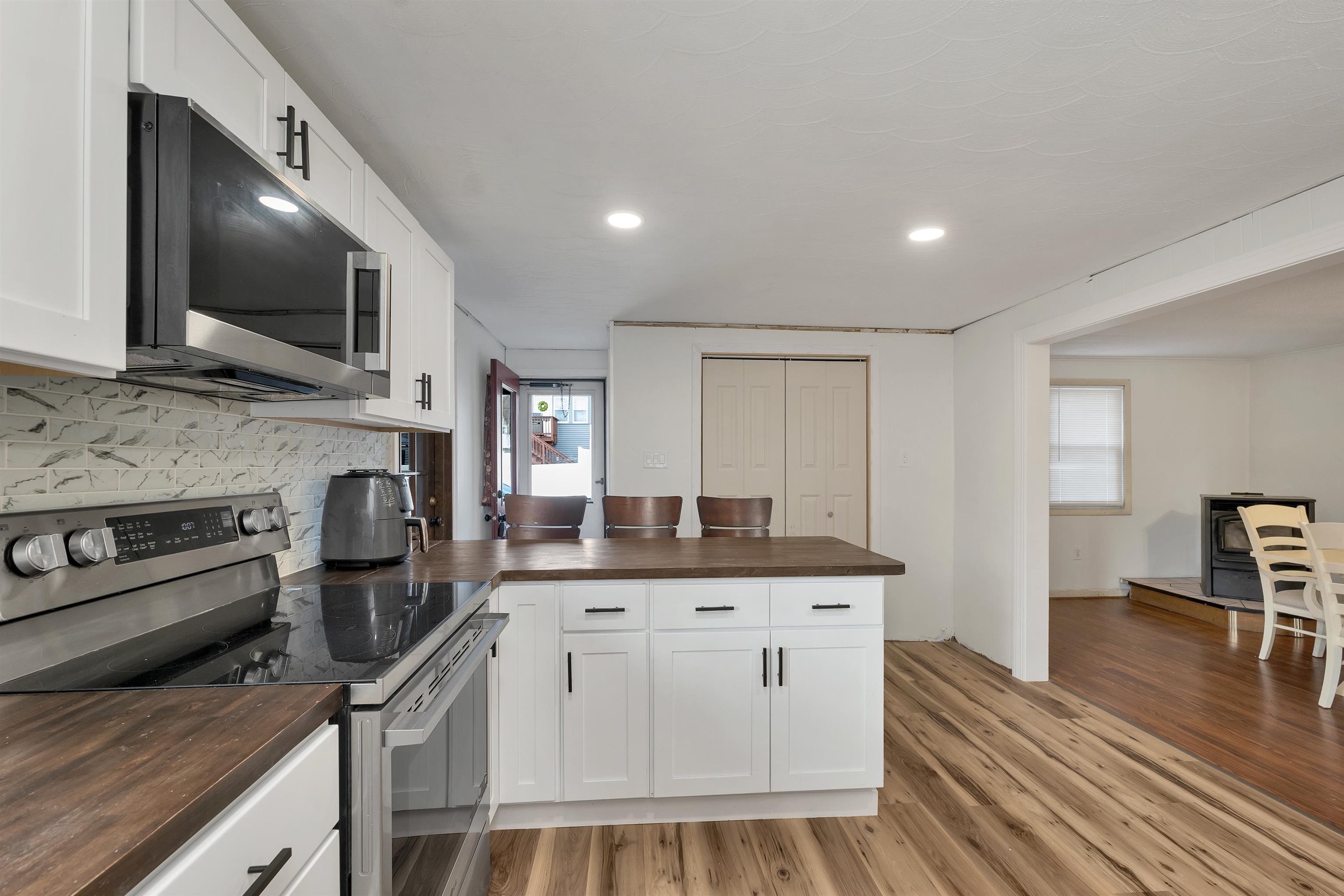 7 Therese Road Salem, NH 03079 - Photo 3 of 36