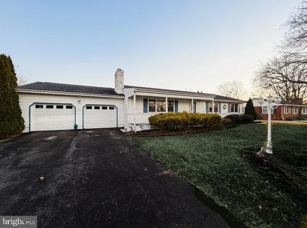 a view of a house with backyard and a garden