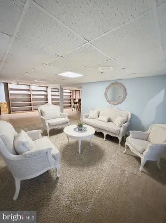 a dinning room that has a table and chairs in it