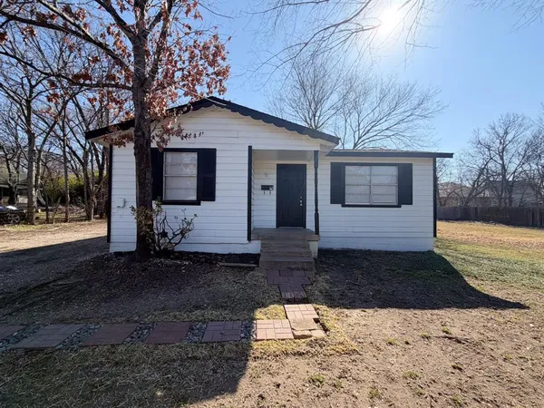 $1,695 | 410 North Flat Street, Waxahachie, TX 75165