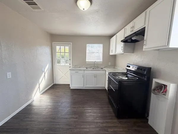 $1,695 | 410 North Flat Street, Waxahachie, TX 75165