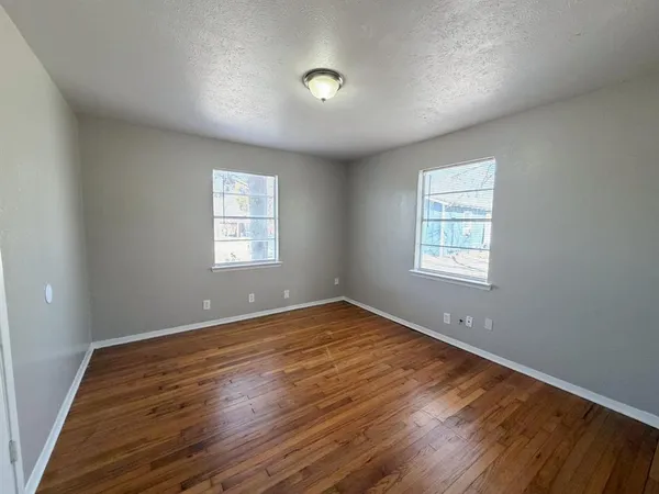 $1,695 | 410 North Flat Street, Waxahachie, TX 75165