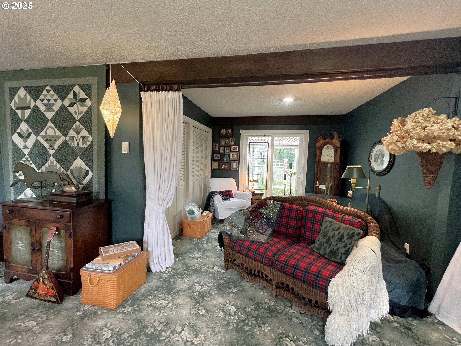 640 8th Street Southwest Bandon, OR 97411 - Photo 11 of 40 Living Room