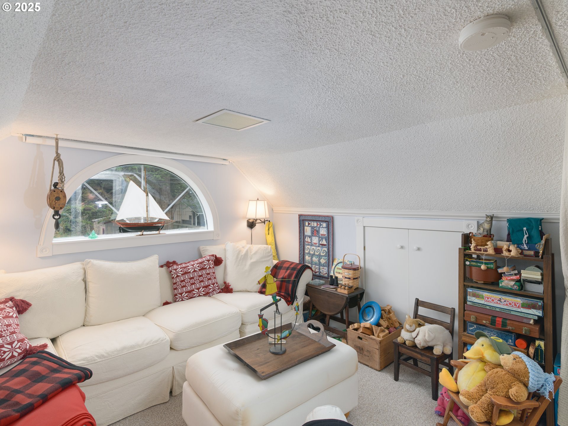 640 8th Street Southwest Bandon, OR 97411 - Photo 25 of 40 Sitting Room