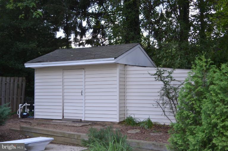 320 Dry Mill Road Southwest Leesburg, VA 20175 - Photo 5 of 10 Shed