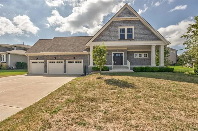 $689,900 | 9742 Shady Bend Circle, Lenexa, KS 66227
