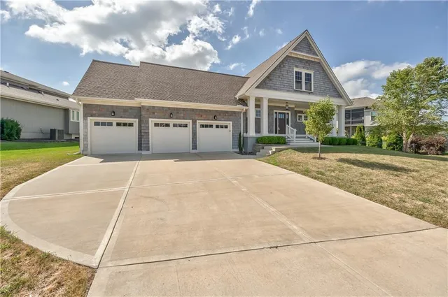 $689,900 | 9742 Shady Bend Circle, Lenexa, KS 66227